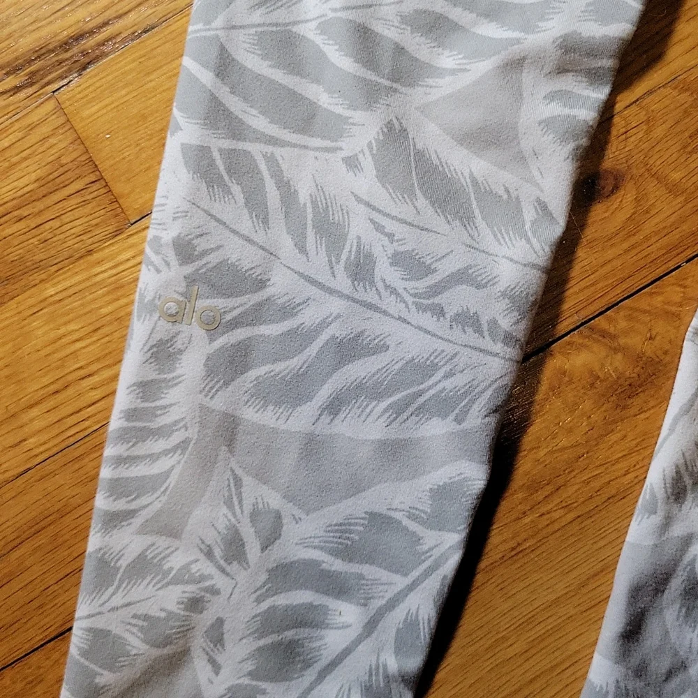 ALO gray white high waisted full length yoga leggingd  small